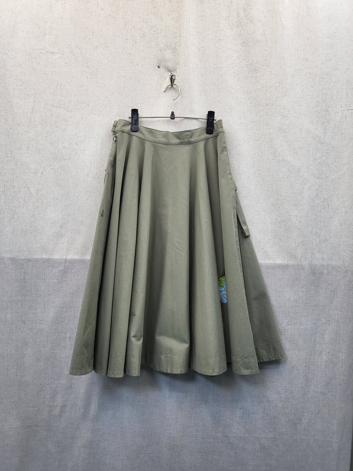 The Editor 카키색 꽃 자수 포켓 스커트 상품이미지2