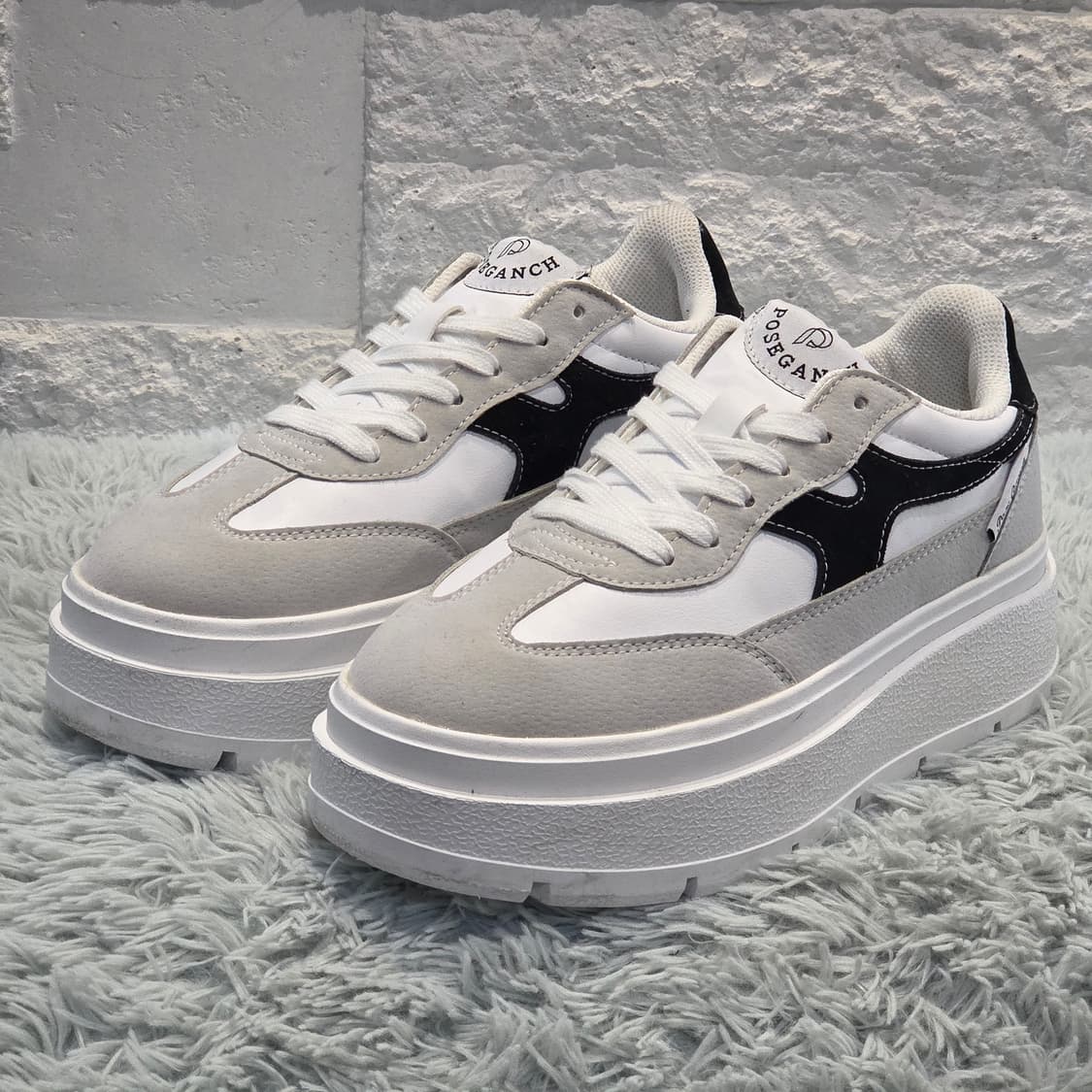 7a-3:포즈 갠치 에코 스웨이드 플랫폼 스니커즈 화이트 블랙 235mm 상품이미지1