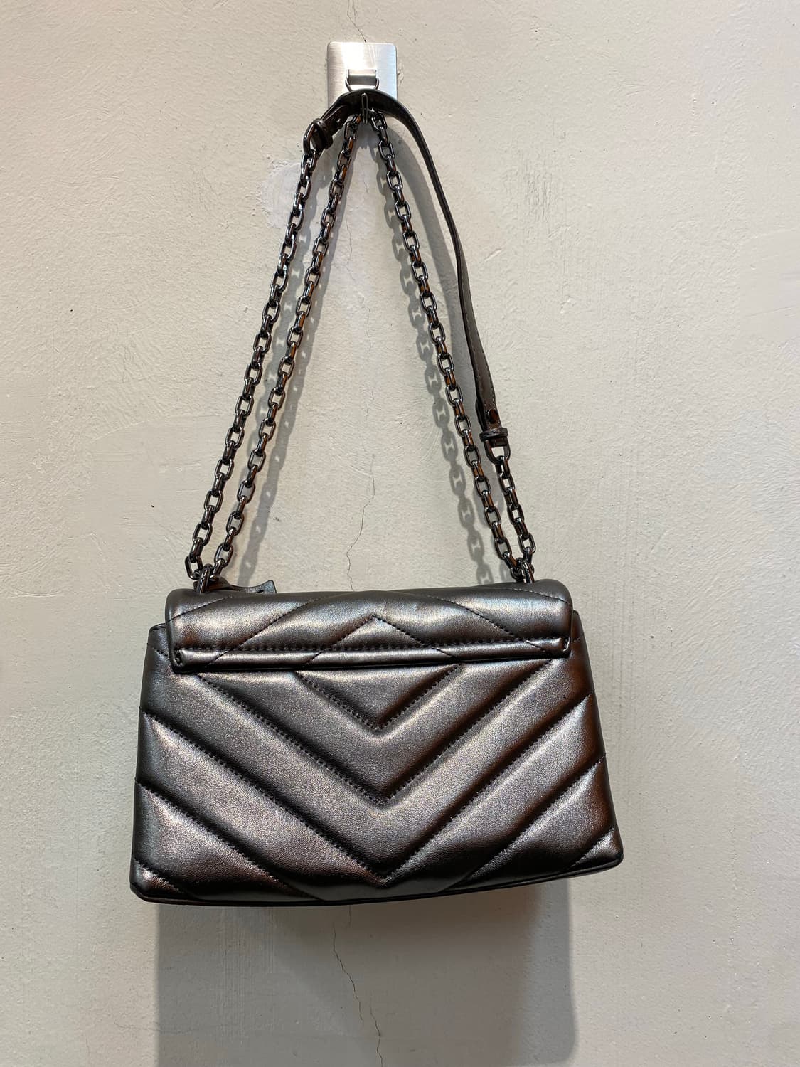 마이클 코어스(Michael Kors)양가죽 미디엄 메탈릭 숄더백 상품이미지3