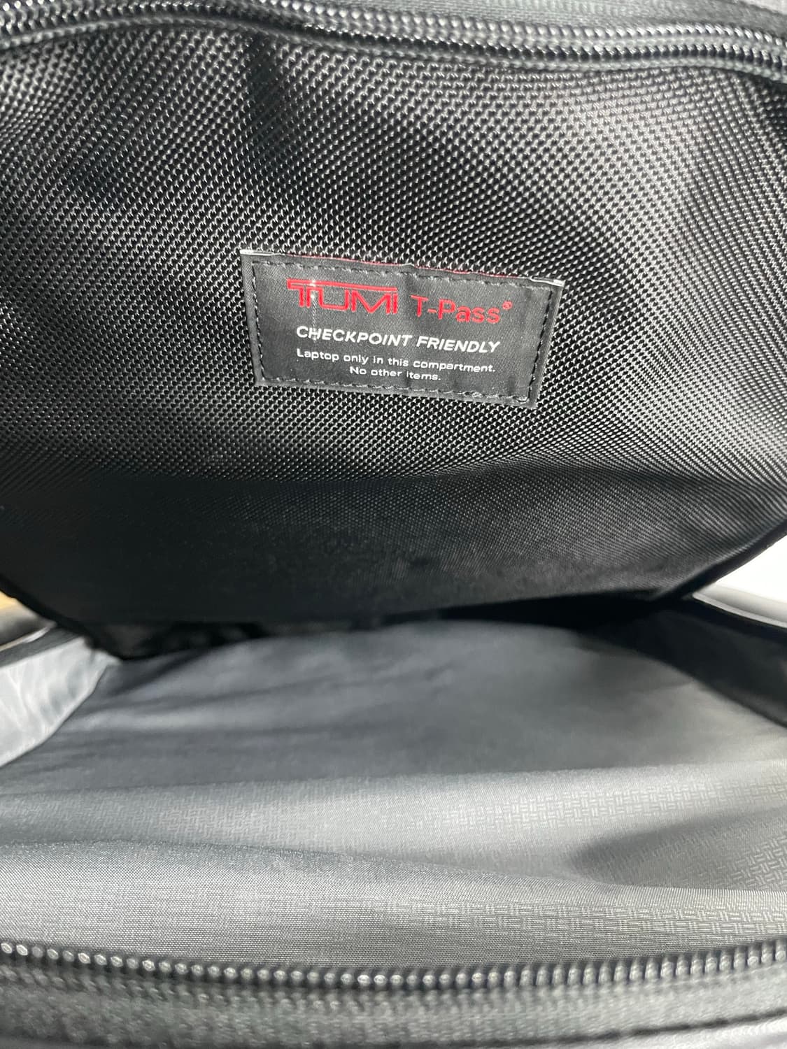 투미 알파3 티패스 가죽 백팩 블랙 상품이미지6