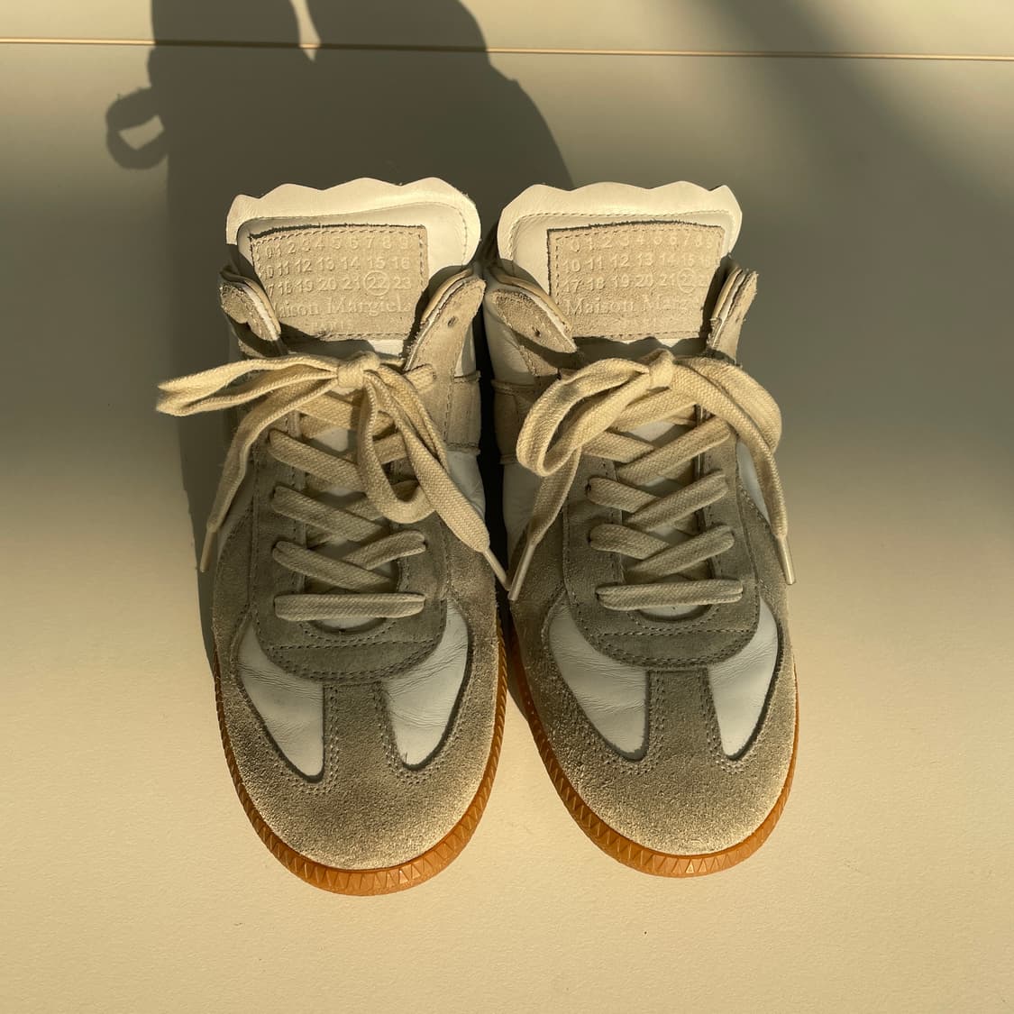 메종 마르지엘라 레플리카 컷아웃 스니커즈 라이트 그레이 상품이미지3