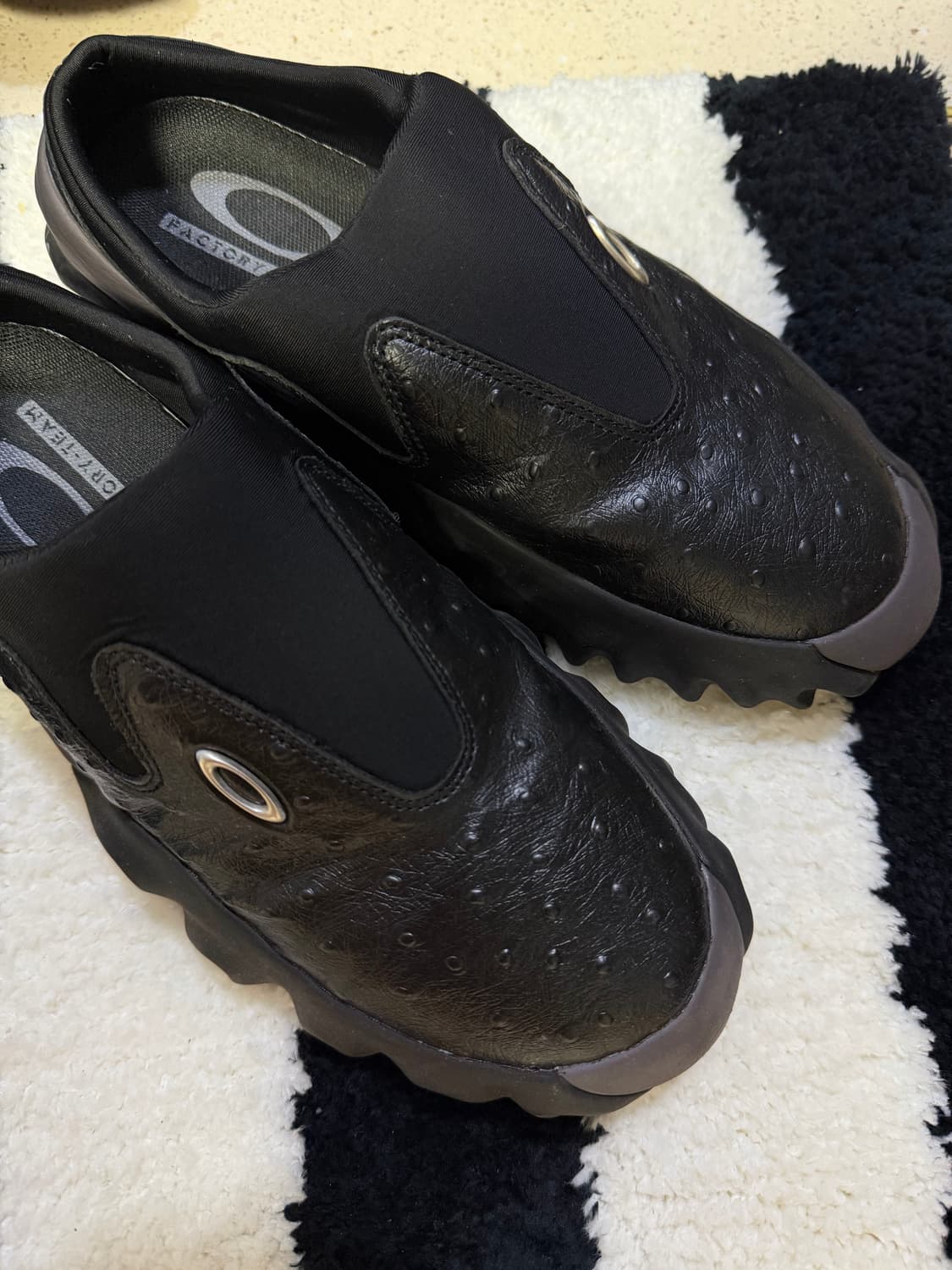 오클리 팩토리 팀 x 브레인 데드 오스트리치 뮬 255 상품이미지2