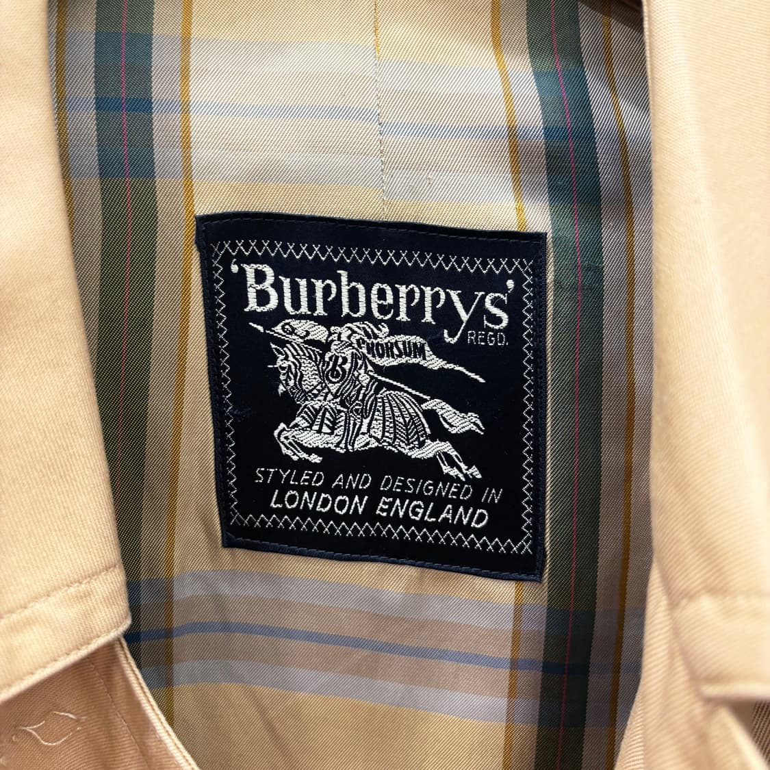 버버리 미니멀 롱 코트 레귤러 카라 싱글 브레스티드 디테일 브라운 상품이미지6