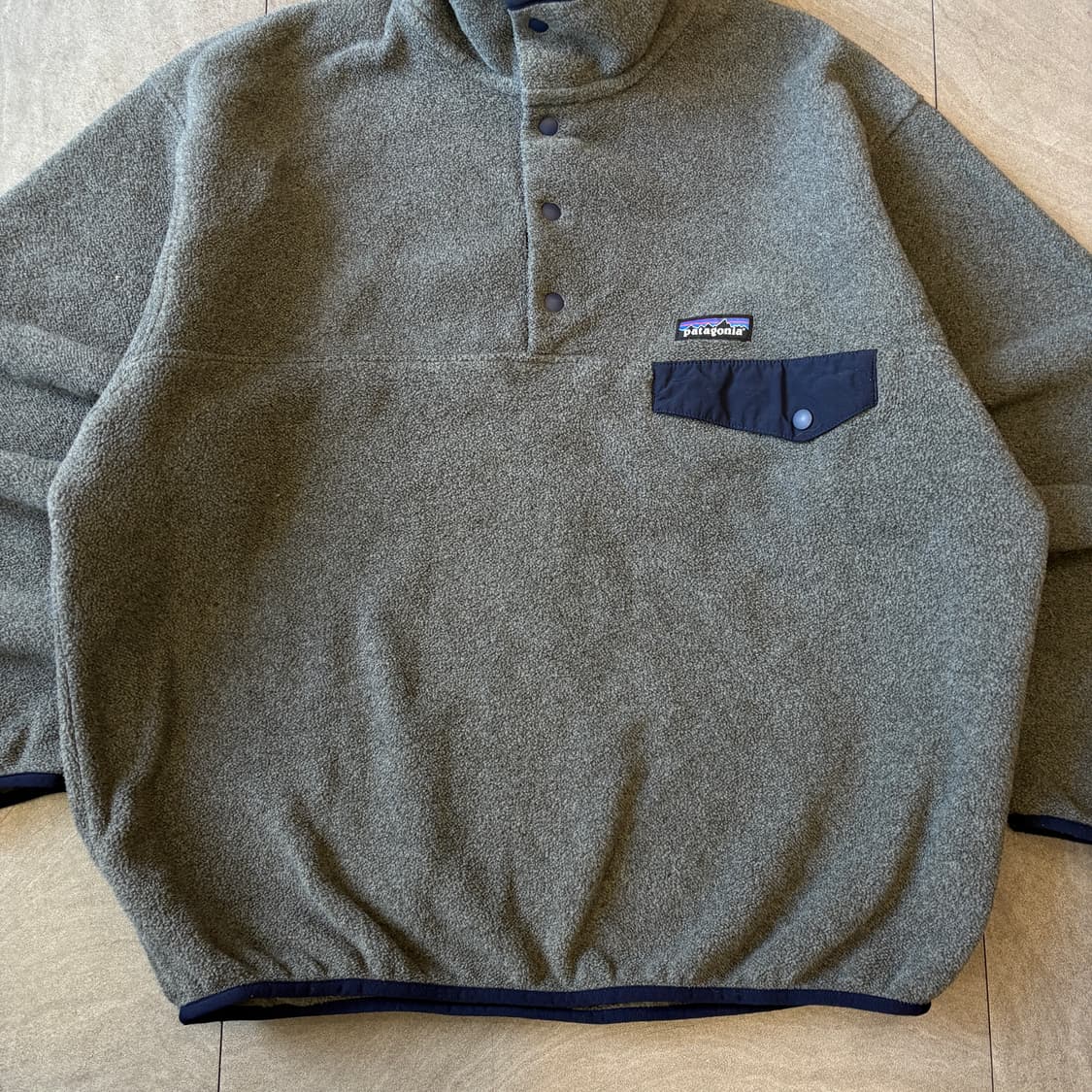 파타고니아 정품 신칠라 그레이 스냅티 상품이미지4