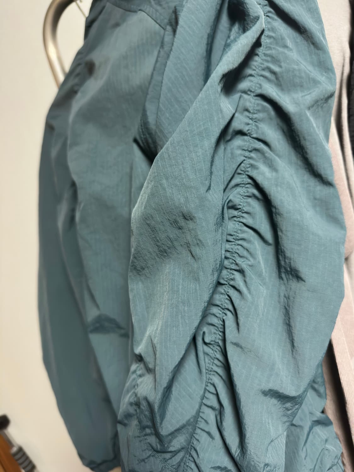 쿠어 테일 드로스트링 윈드브레이커 상품이미지4