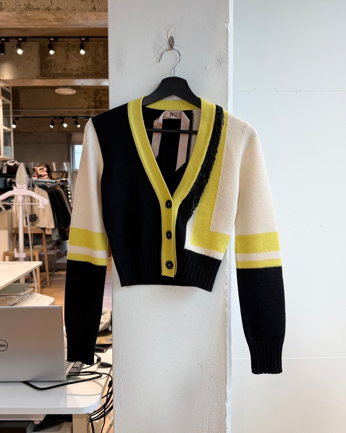 n21 블랙 옐로우 태슬 크롭 가디건  상품이미지2