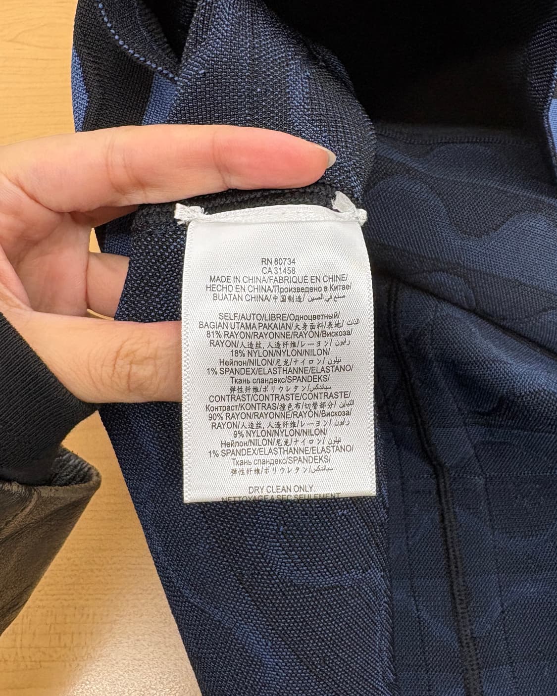 에르베 레제 블랙 블루 링 디테일 슬리브리스 드레스 상품이미지8