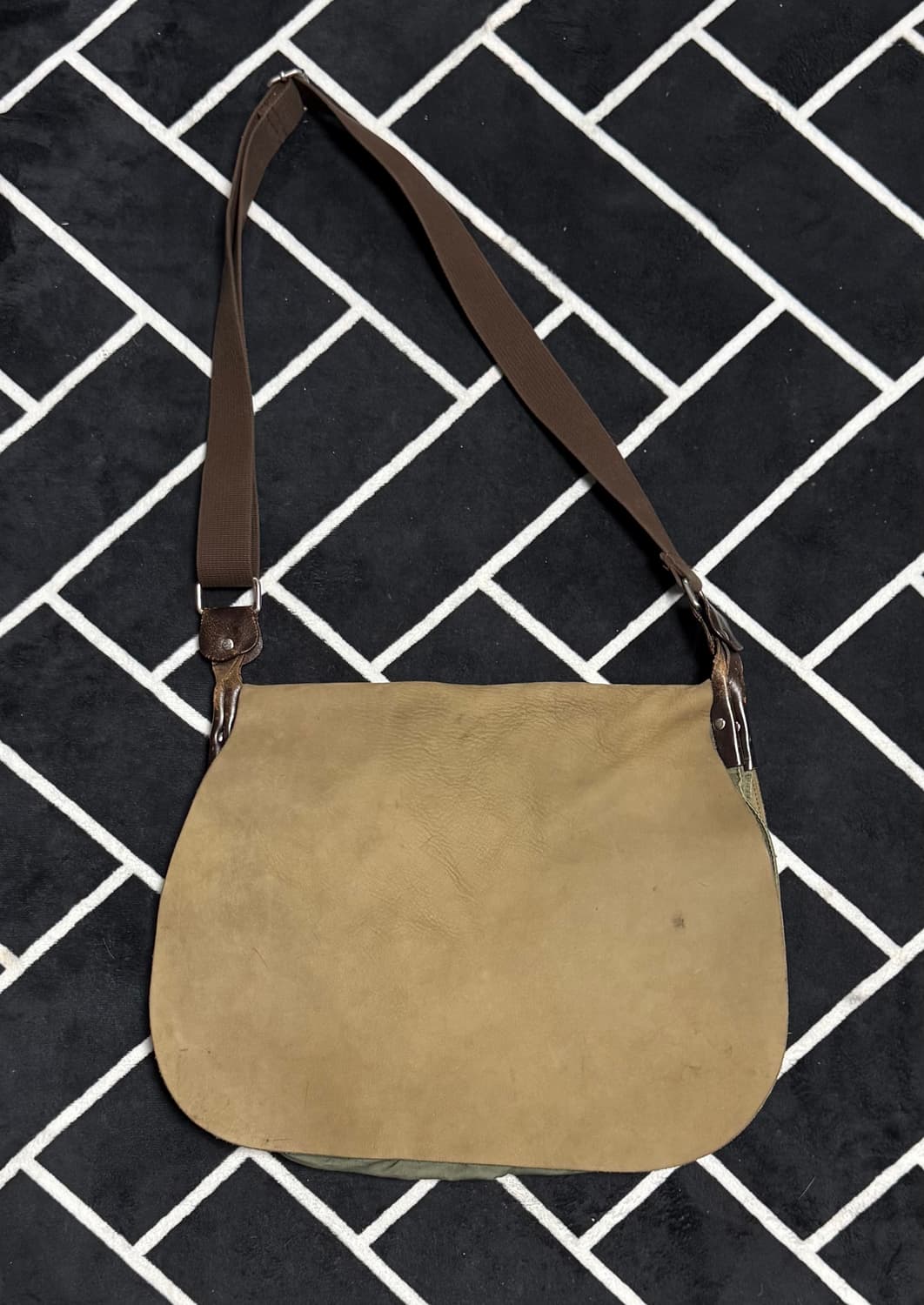 리얼 스웨이드 크로스백 상품이미지1