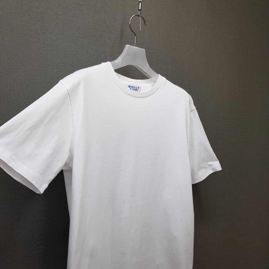 발리 2024 엠블런 프린트 티셔츠 XXS사이즈 상품이미지4