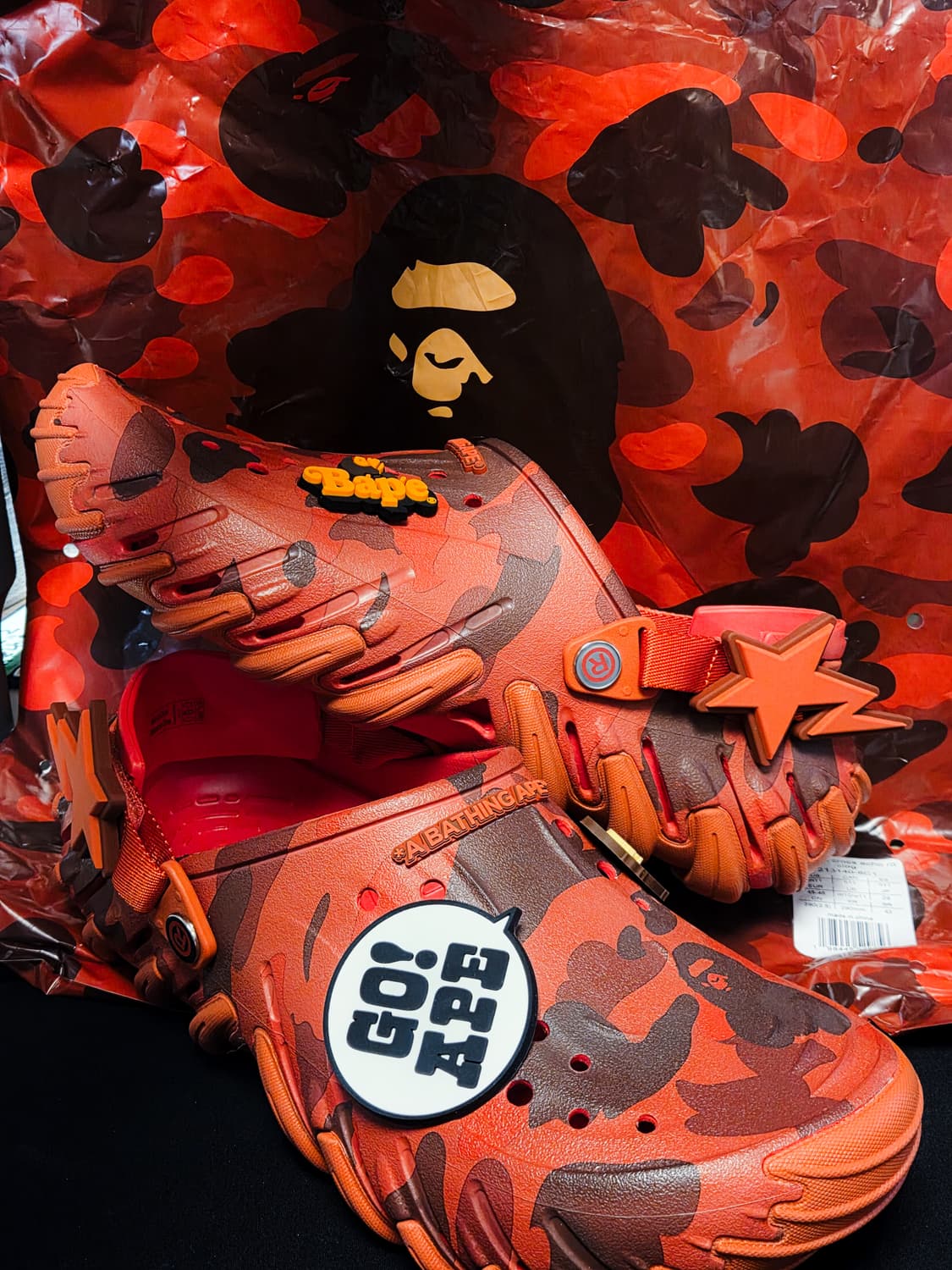 2026 베이프 크록스 레드 BAPE x Crocs Red 상품이미지1
