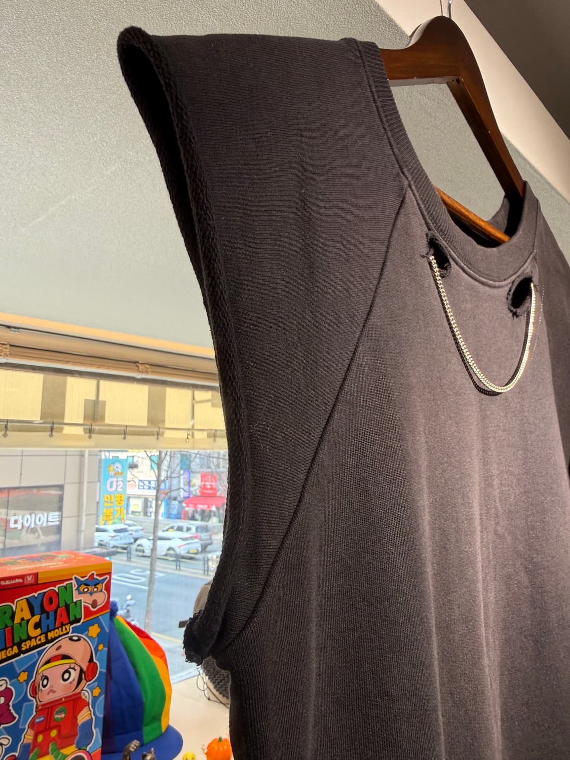 생로랑 다스트레스드 넥클리스 슬리브리스 스웻셔츠 상품이미지4