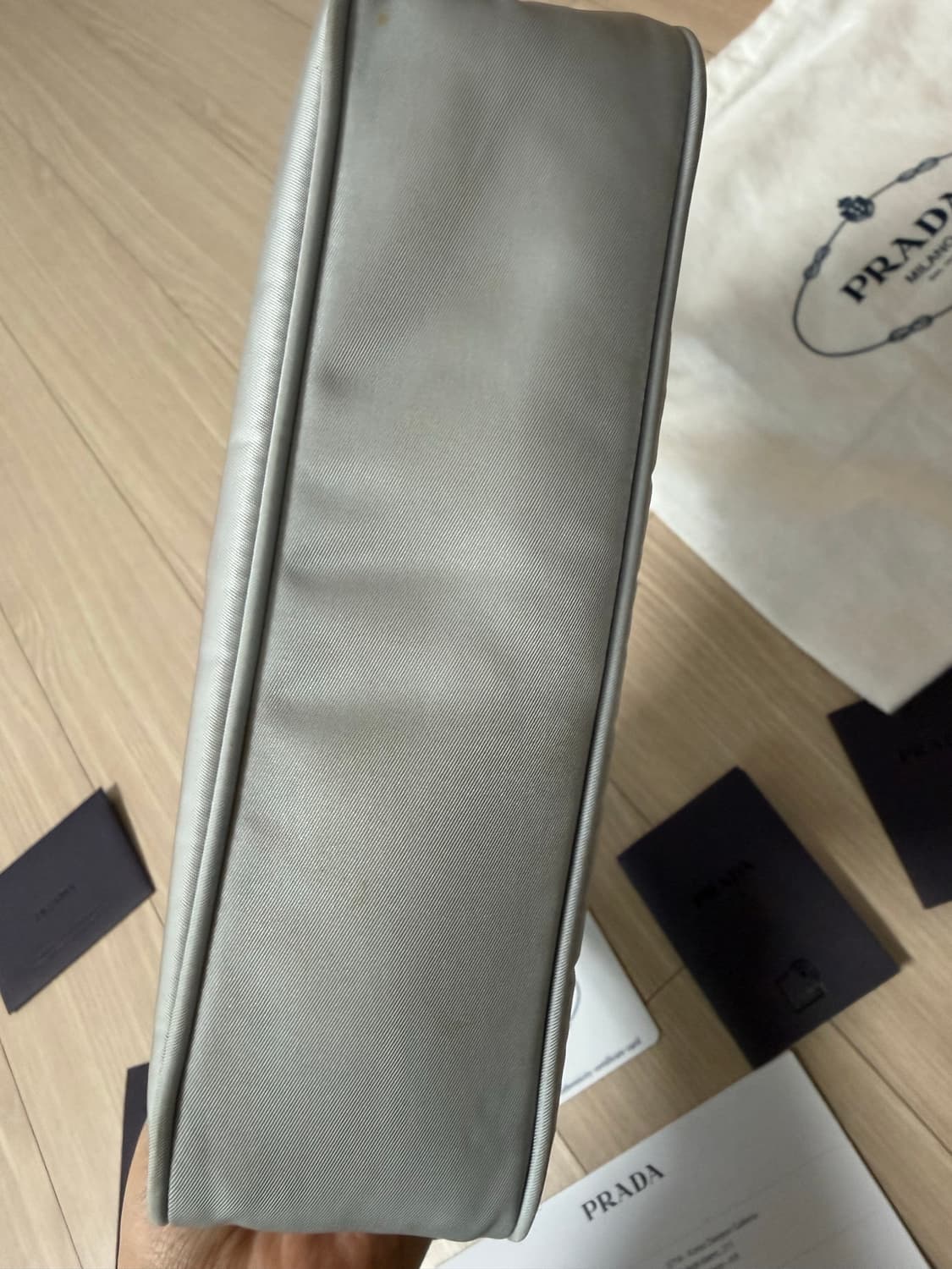 프라다 리나일론 호보백 라이트 그레이 상품이미지3