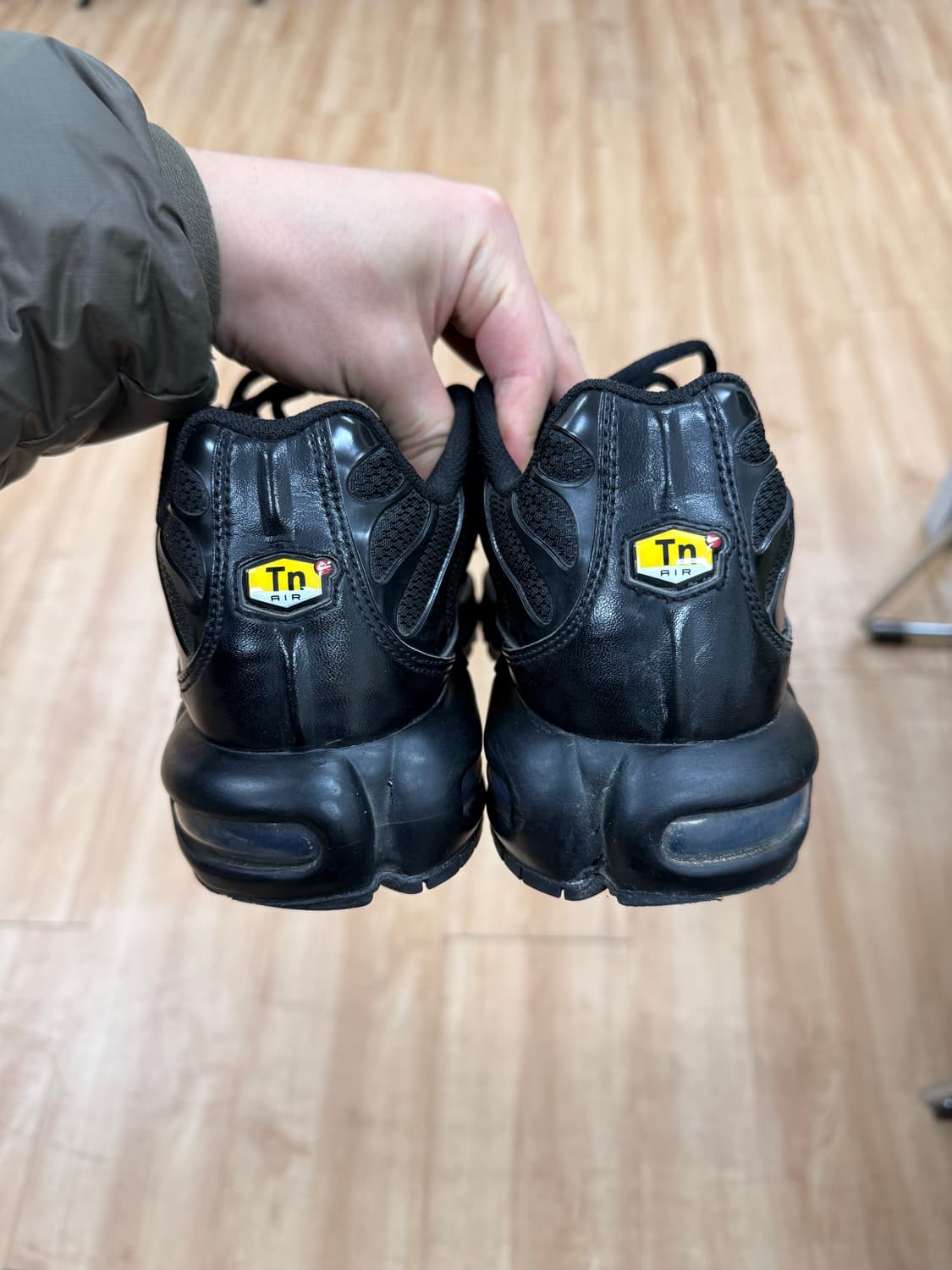 나이키 에어맥스 플러스 트리플 블랙 285 상품이미지5