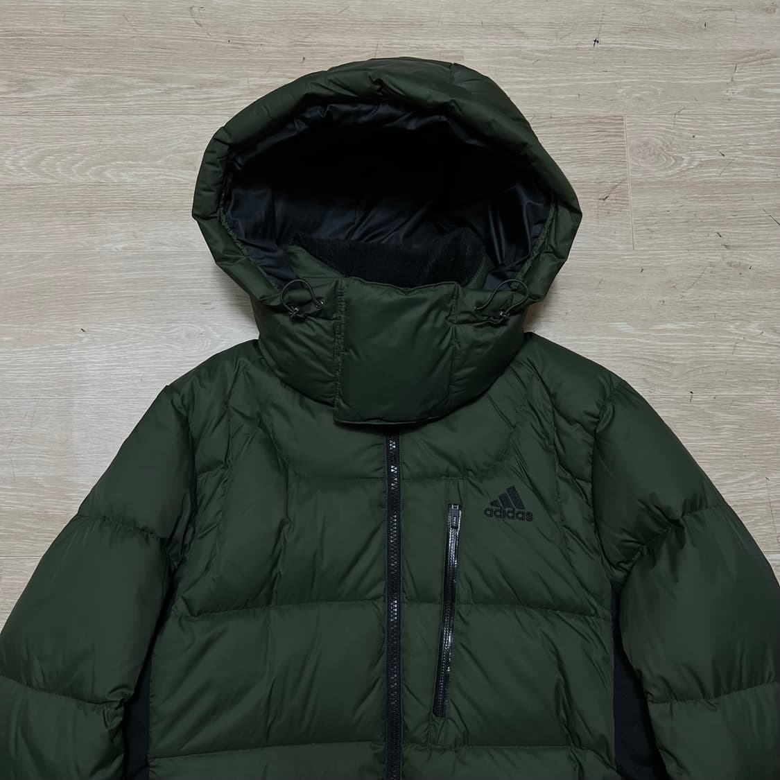 아디다스 덕다운 퍼포먼스 로고 후드 패딩 점퍼 [카키] M/95 상품이미지2