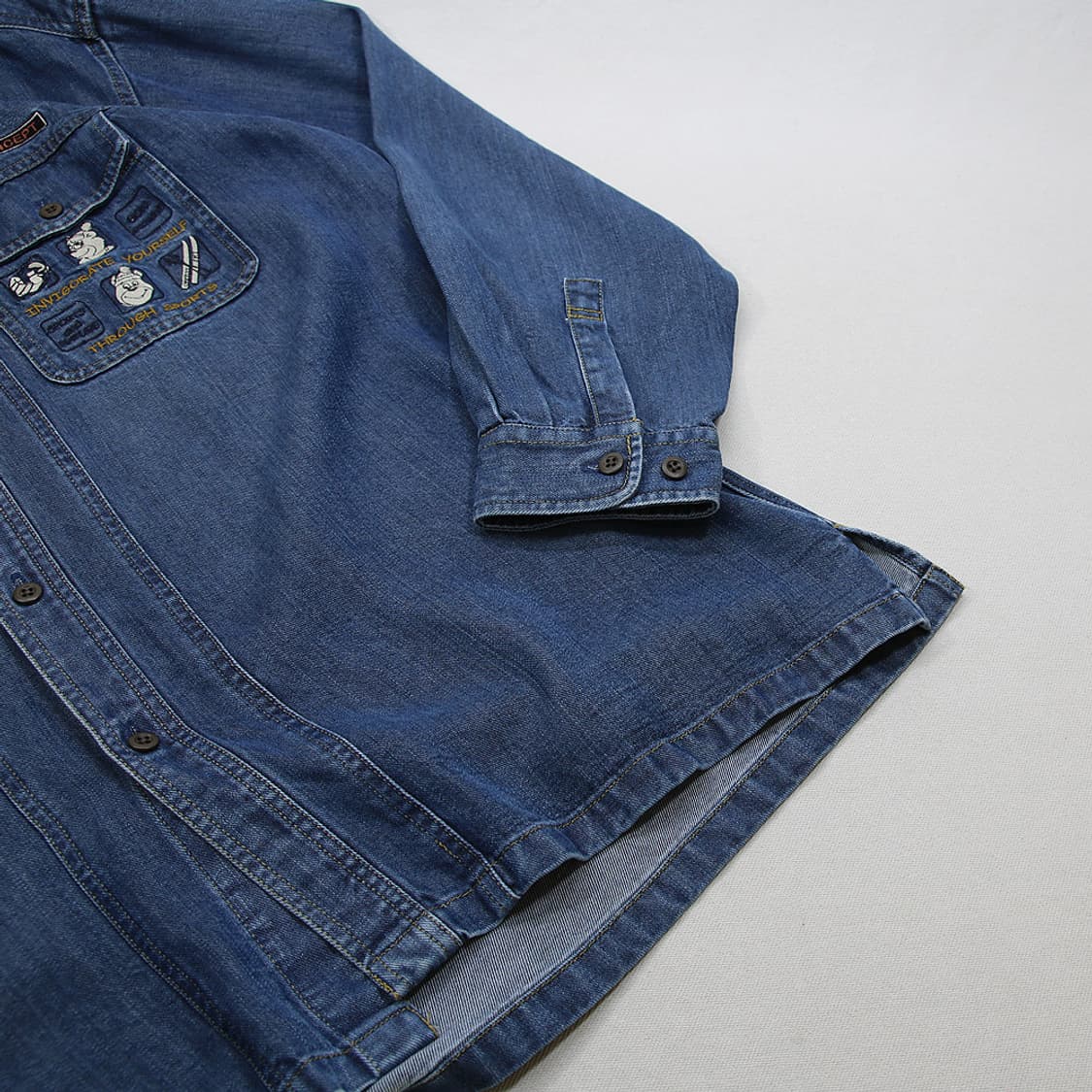 (착용컷) BON GIOVANE 자수 데님 셔츠 (남성용 105) 상품이미지6