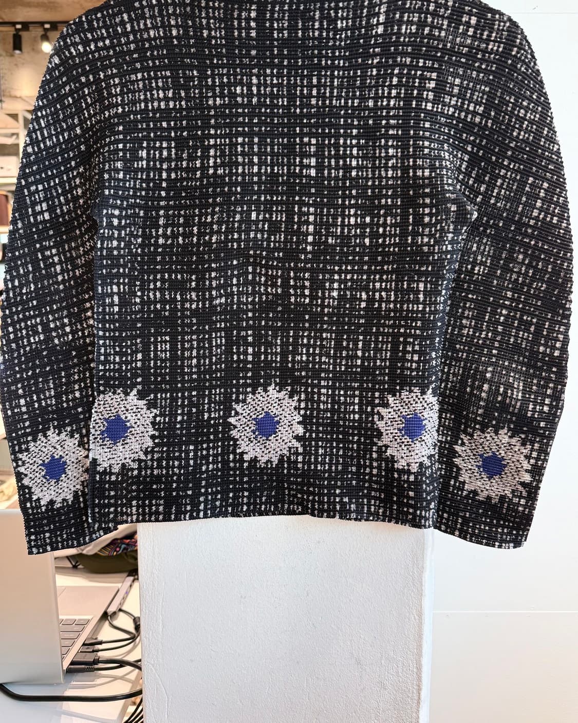 이세이미야케 미 블랙 플로랄 터틀넥 롱슬리브 상품이미지6