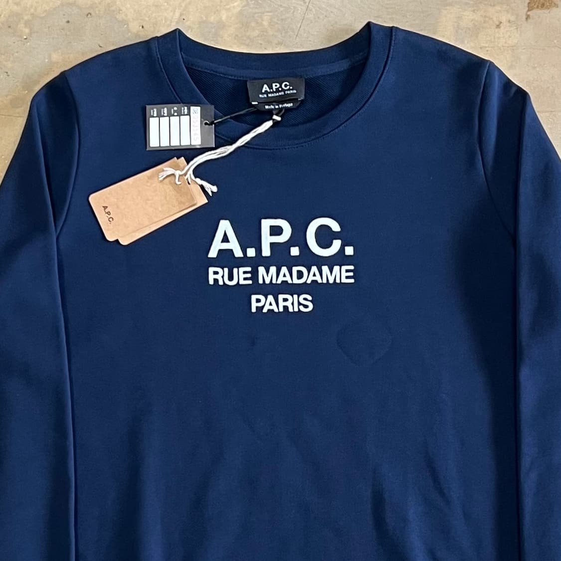 L 새상품 아페쎄 빅로고 네이비 맨투맨 상품이미지1