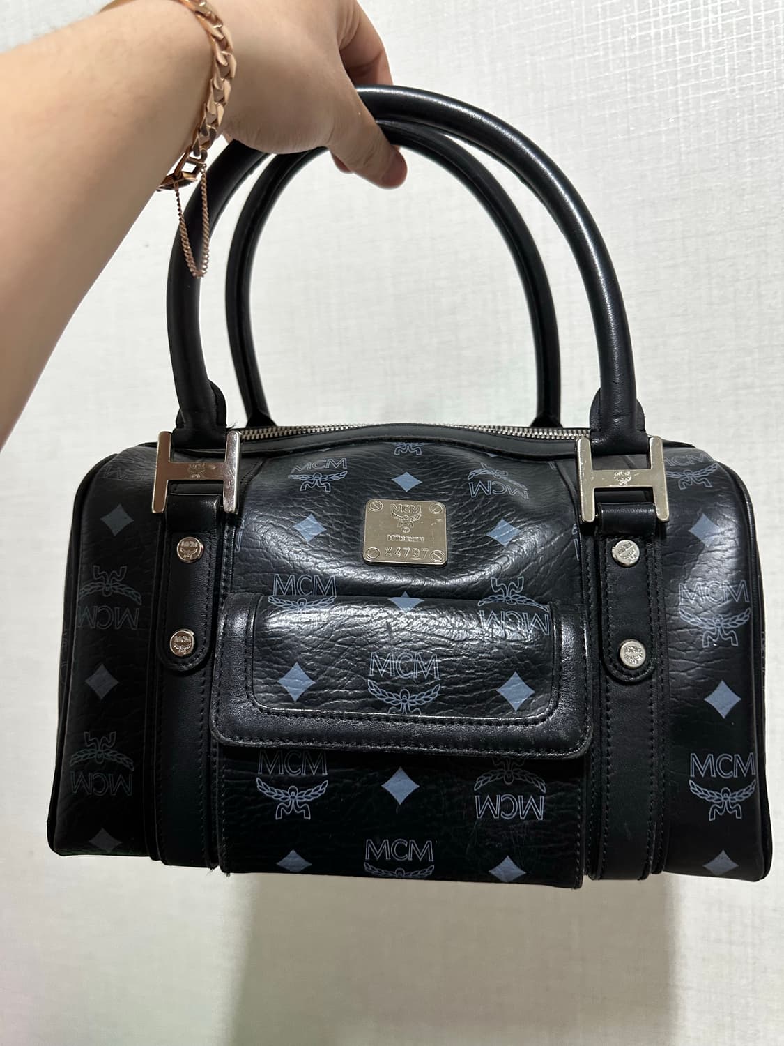 MCM 블랙 로고 보스턴백 상품이미지1