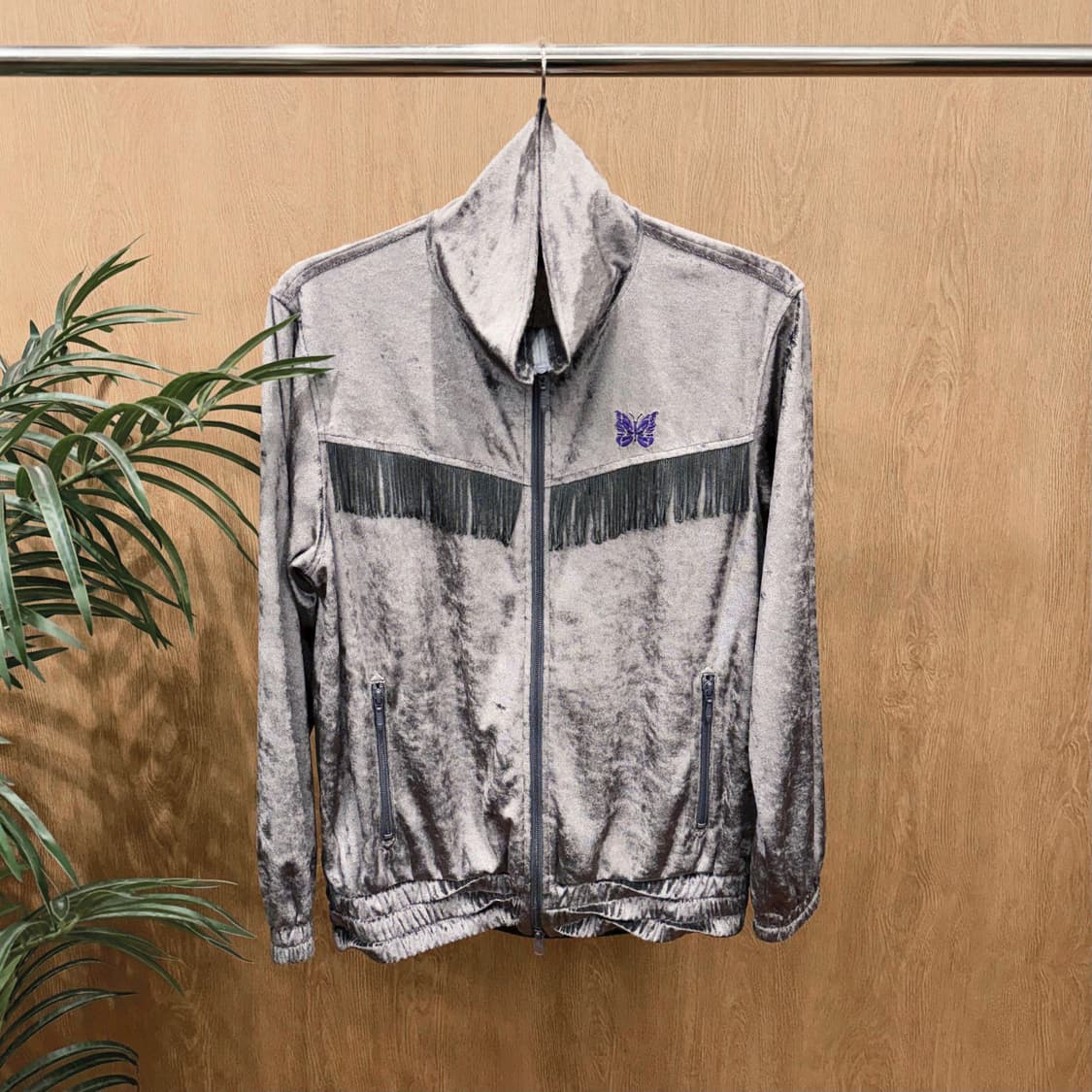 니들스 벨벳 트랙 자켓 프린지 장식 버터플라이 로고 자수 디테일 그레이 상품이미지1