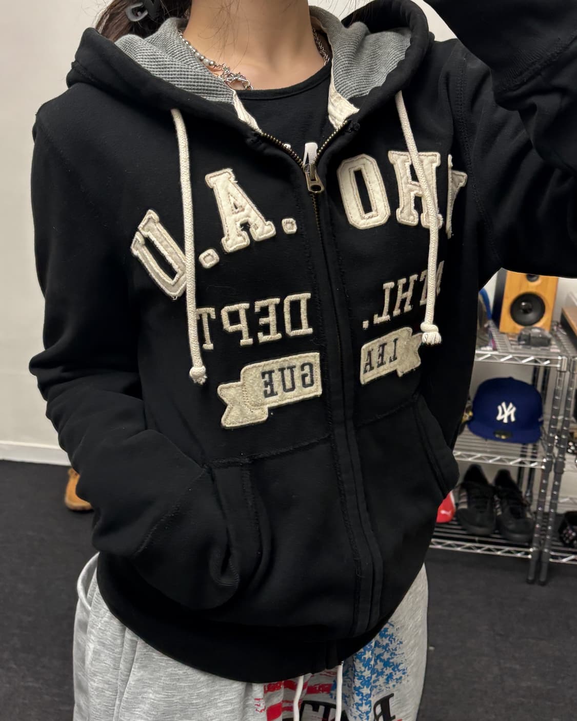 후아유 아플리케 아치로고 후드집업 블랙 상품이미지2