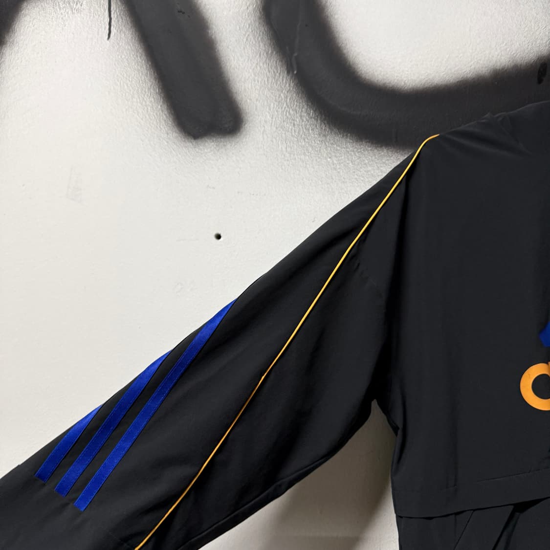 아디다스 올드스쿨 빅 프린팅 삼선 라인 디테일 후드 윈드브레이커 자켓 상품이미지4