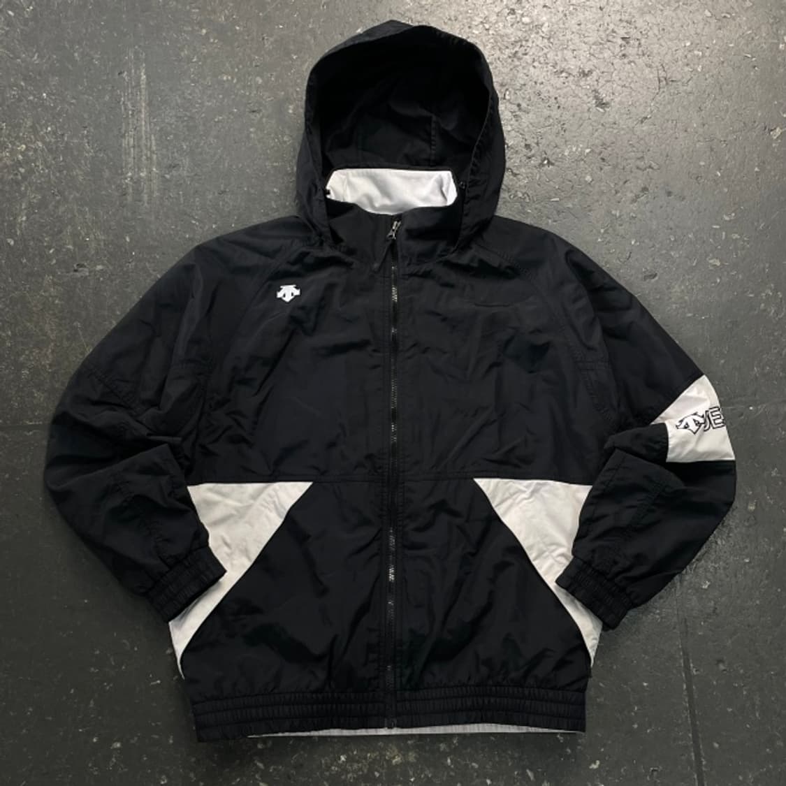 100 데상트 바람막이 상품이미지1