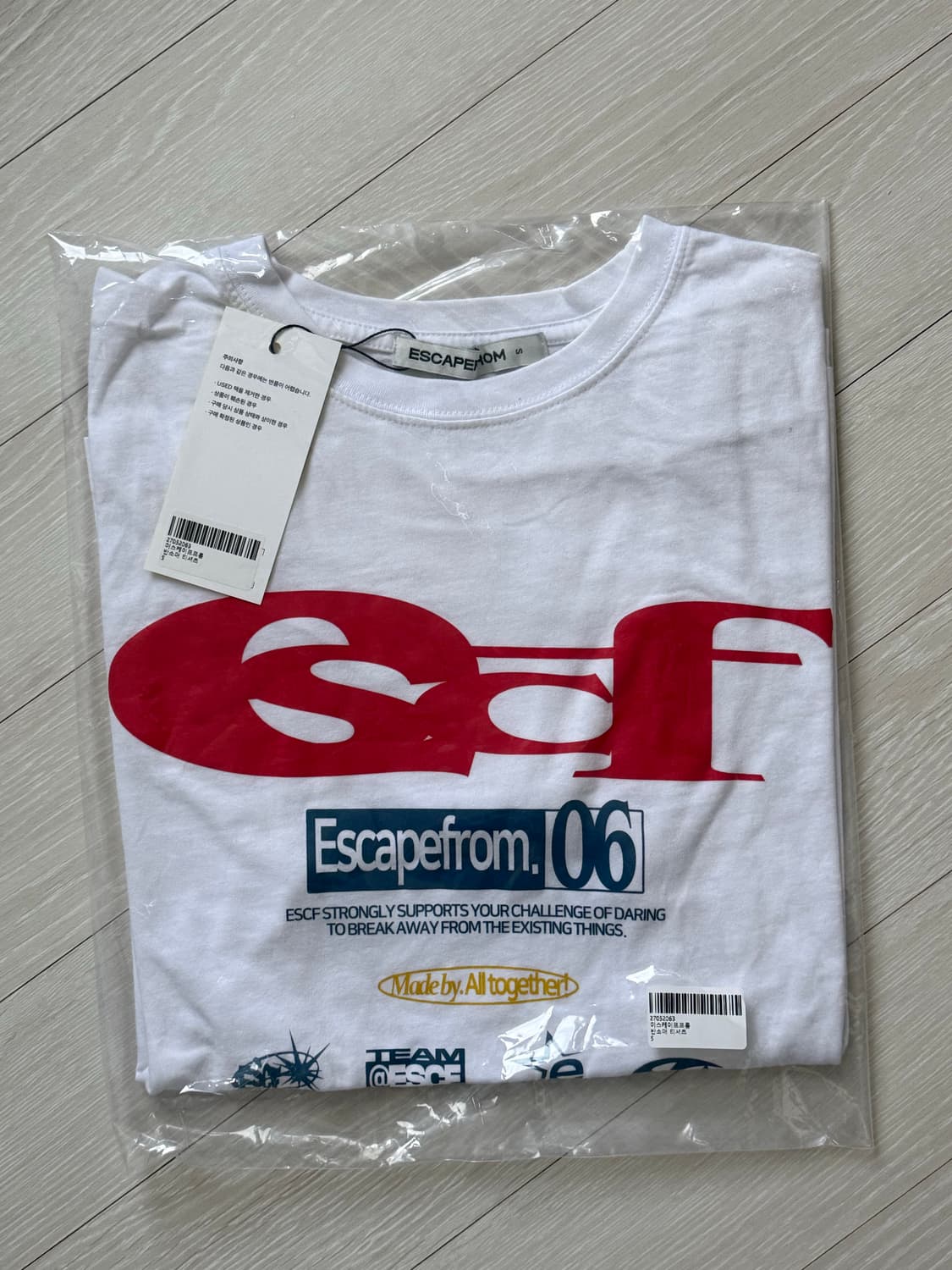 이스케이프프롬 로고 콜라주 프린트 오버핏 반팔티 화이트 상품이미지3