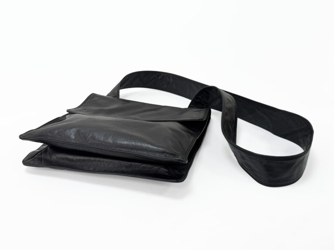 샤넬 로고 엠보스드 램스킨 크로스백 상품이미지4