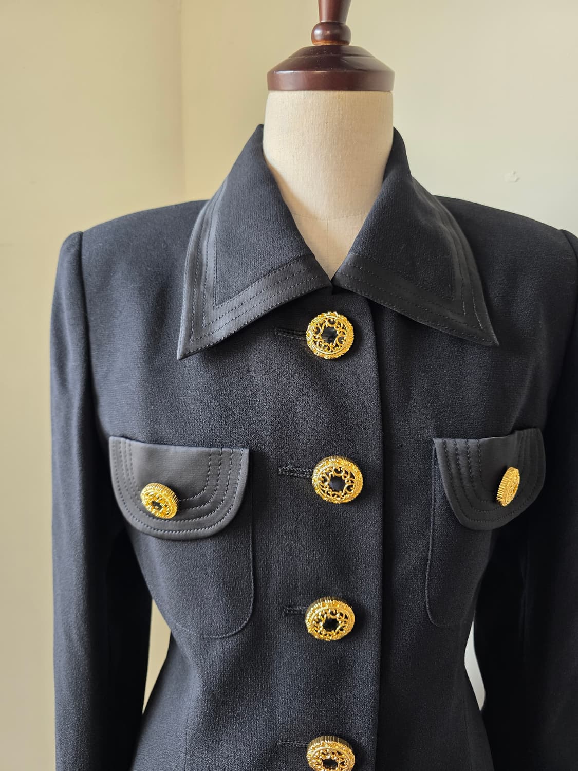 블랙 새틴 배색 금장 버튼 자켓 상품이미지1