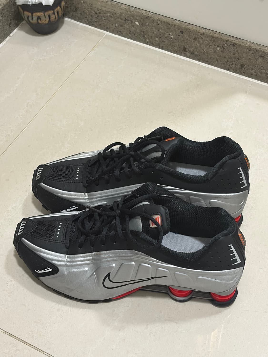 나이키 샥스 블랙 앤 메탈릭 실버 상품이미지4