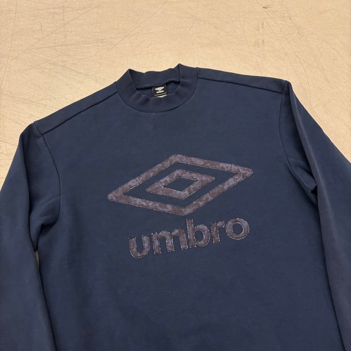 엄브로 빅로고 네이비 맨투맨 상품이미지2