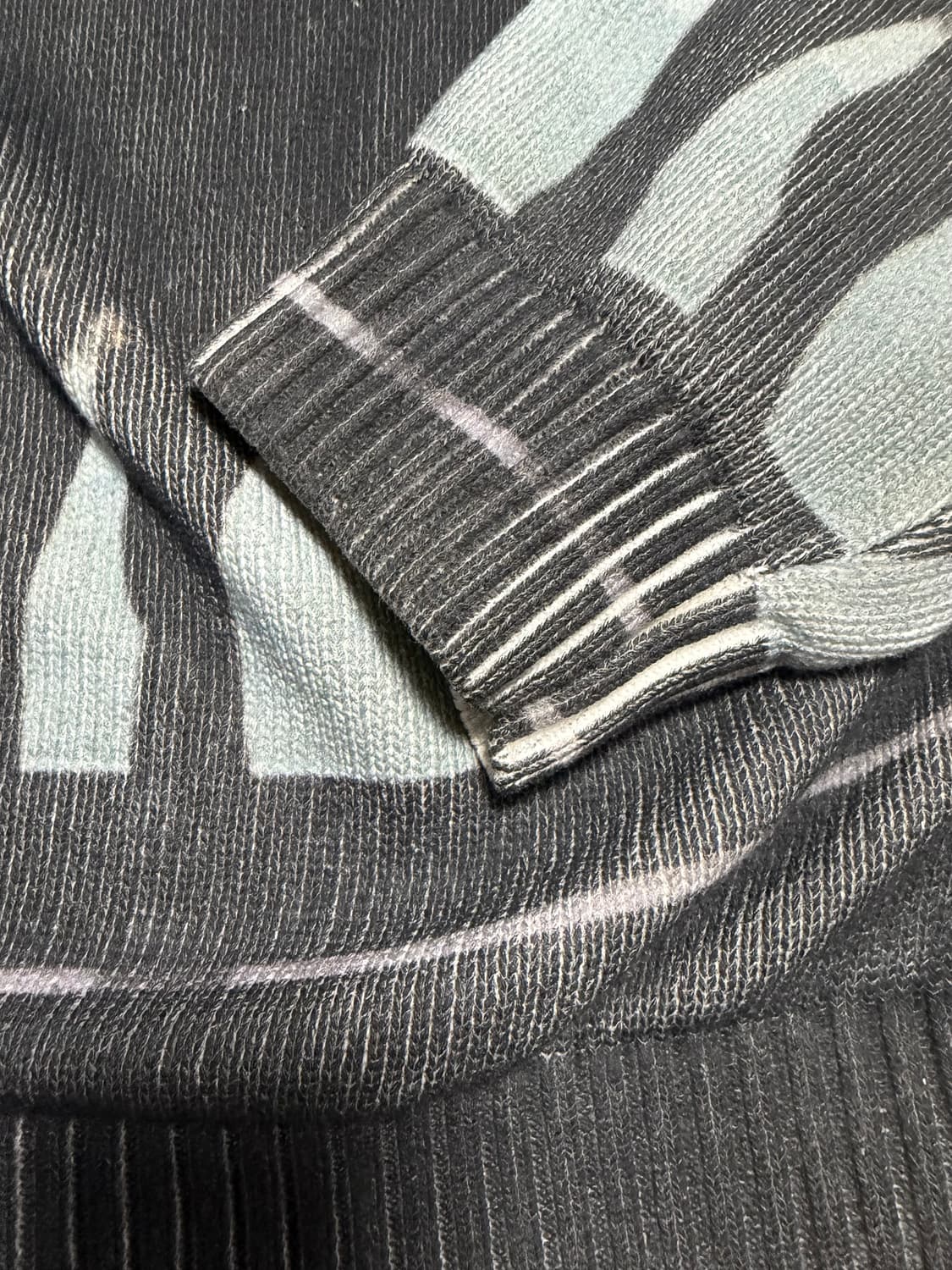 슈프림 x 데미안 허스트 스웨터 블랙 - 25SS XL 상품이미지3