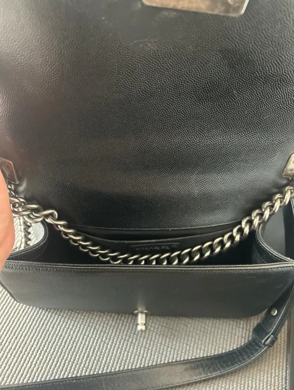 샤넬 보이백 은장 미디움 캐비어스킨 상품이미지4