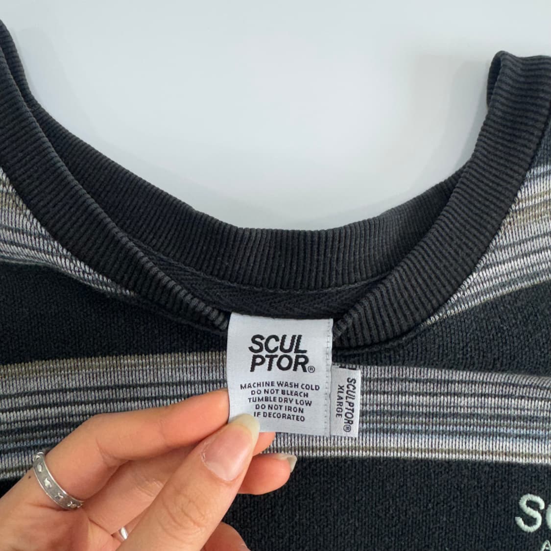 Sculptor 스컬프터 스트라이프 블랙 맨투맨 상품이미지5