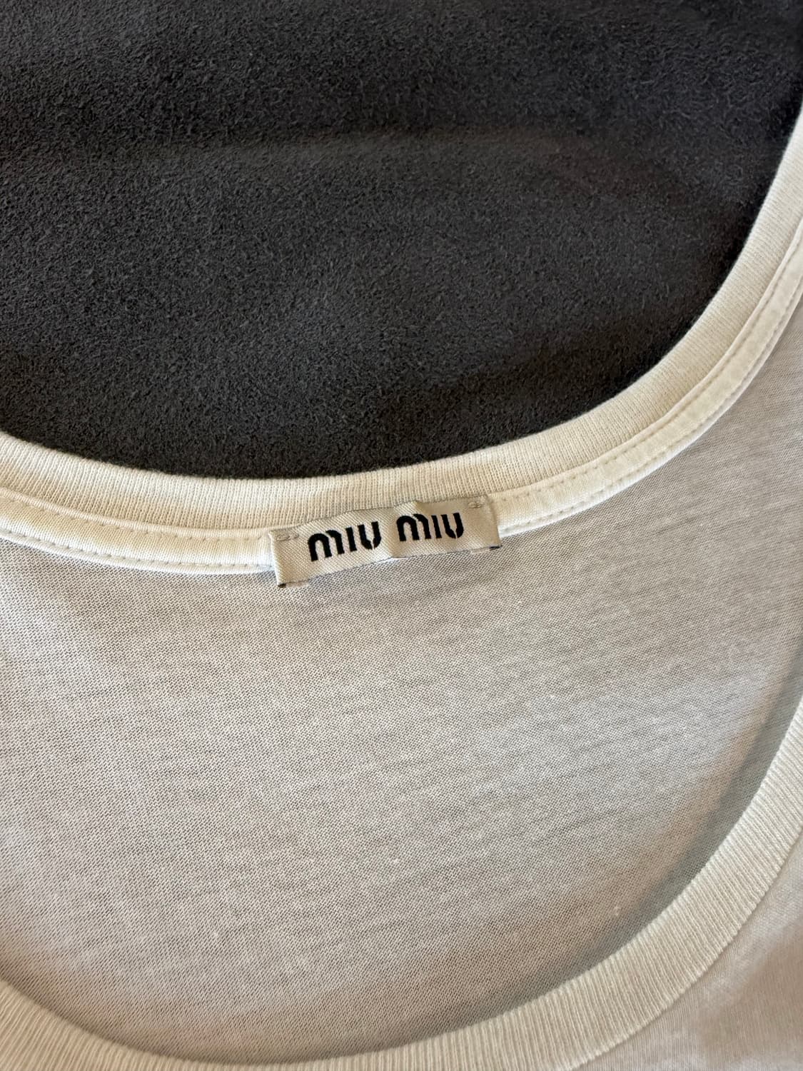 미우미우 14SS 벨벳 하트 슬리브리스 상품이미지8