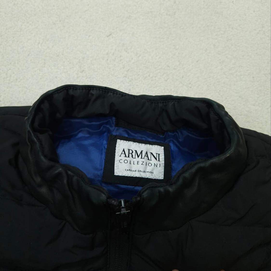알마니꼴레지오니 경량 패딩 블랙 상품이미지6