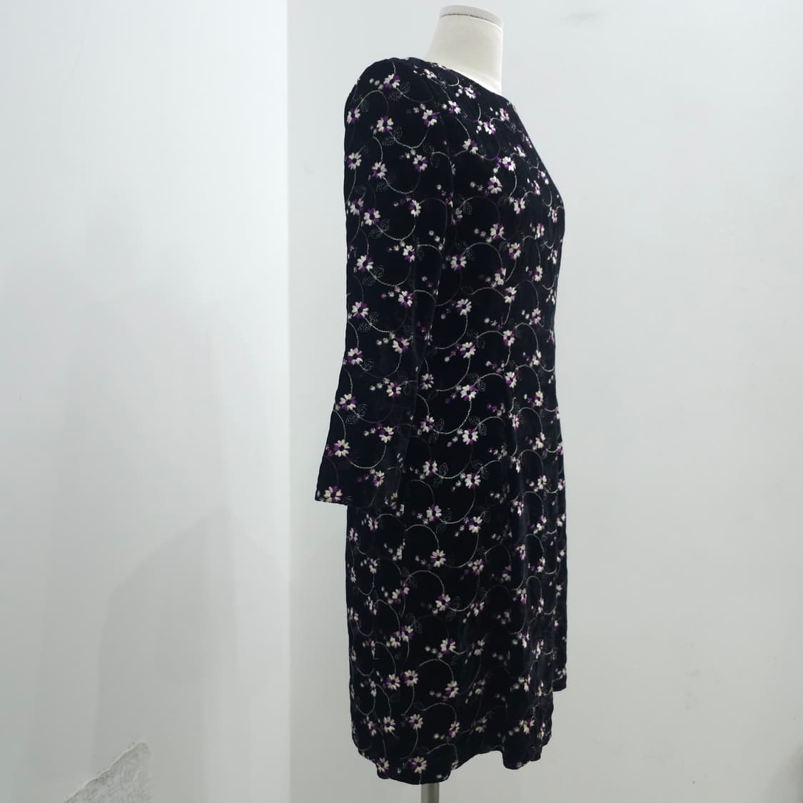 블랙 벨벳 퍼플 플라워 자수 원피스 상품이미지2