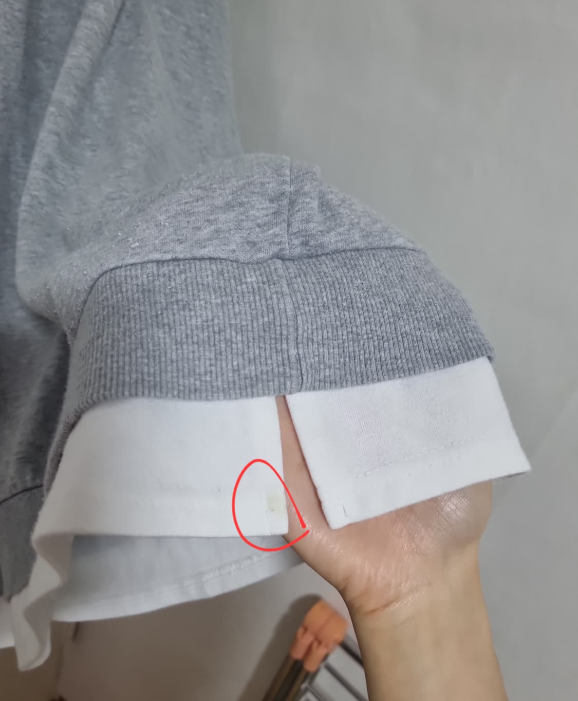 흰티 레이어드 오버핏 맨투맨 그레이 상품이미지5