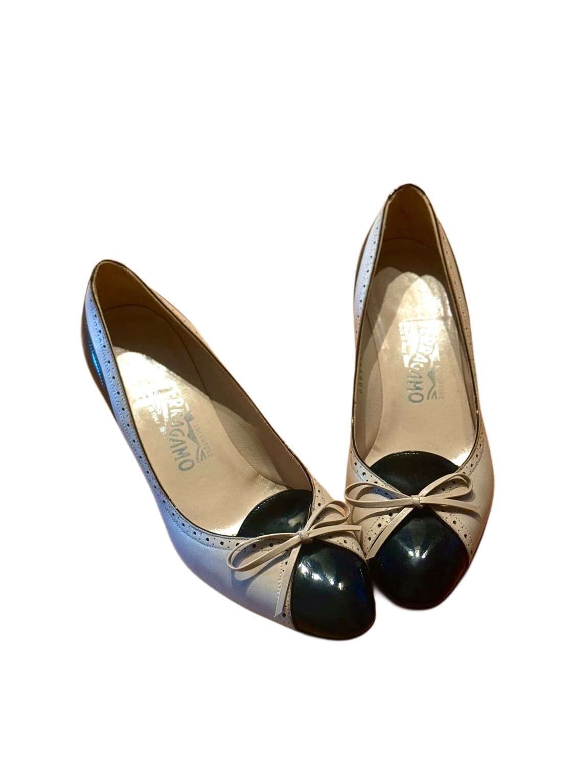 페라가모 여성용 투톤 가죽 펌프스 힐 상품이미지1