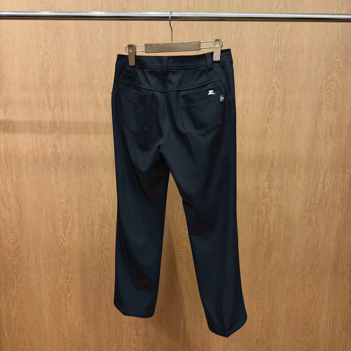 꾸레쥬 팬츠 프론트 절개 백 포켓 로고 자수 디테일 슬림핏 블랙 상품이미지3