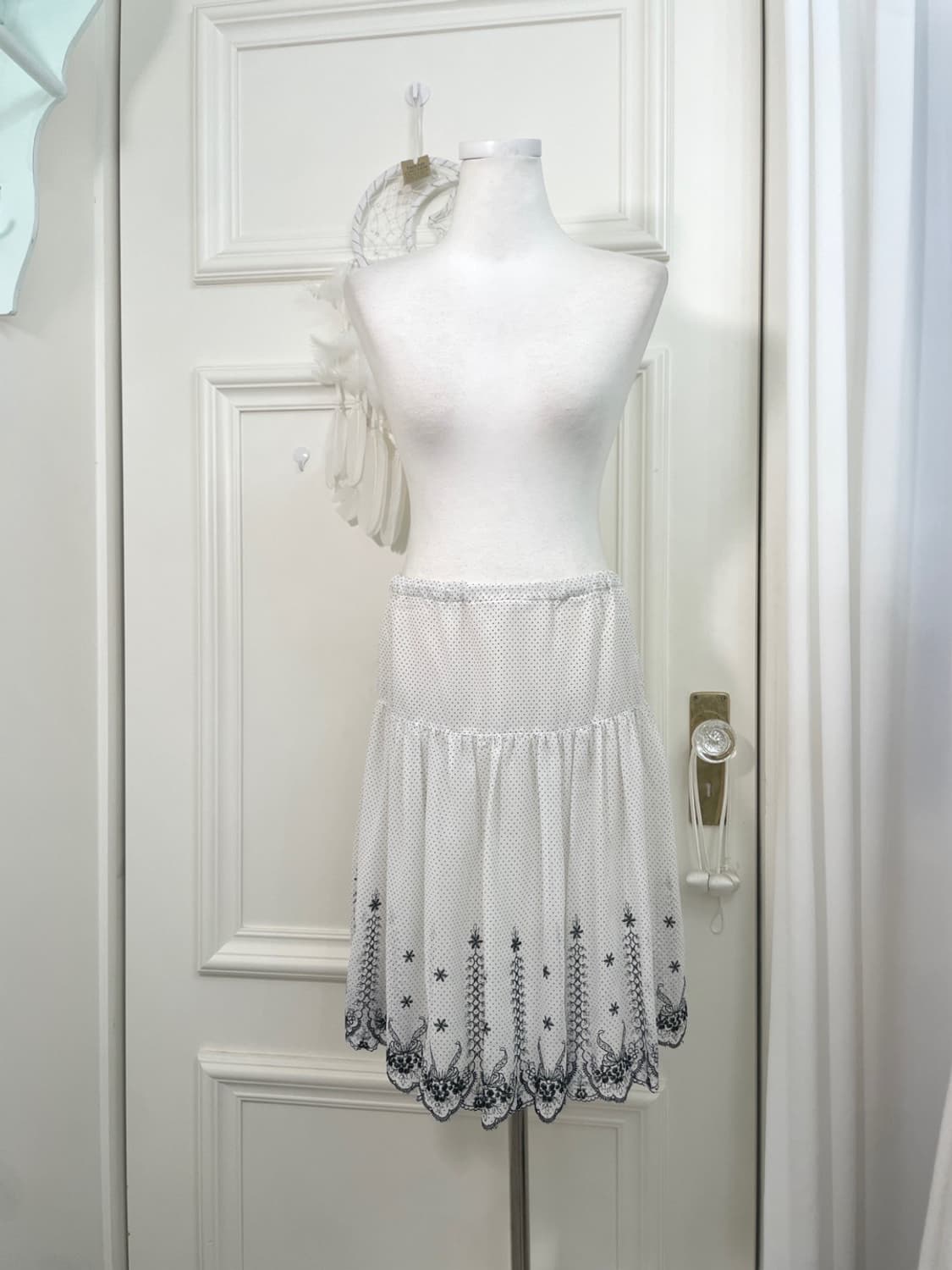 white dot embroidery point midi skirt 상품이미지1