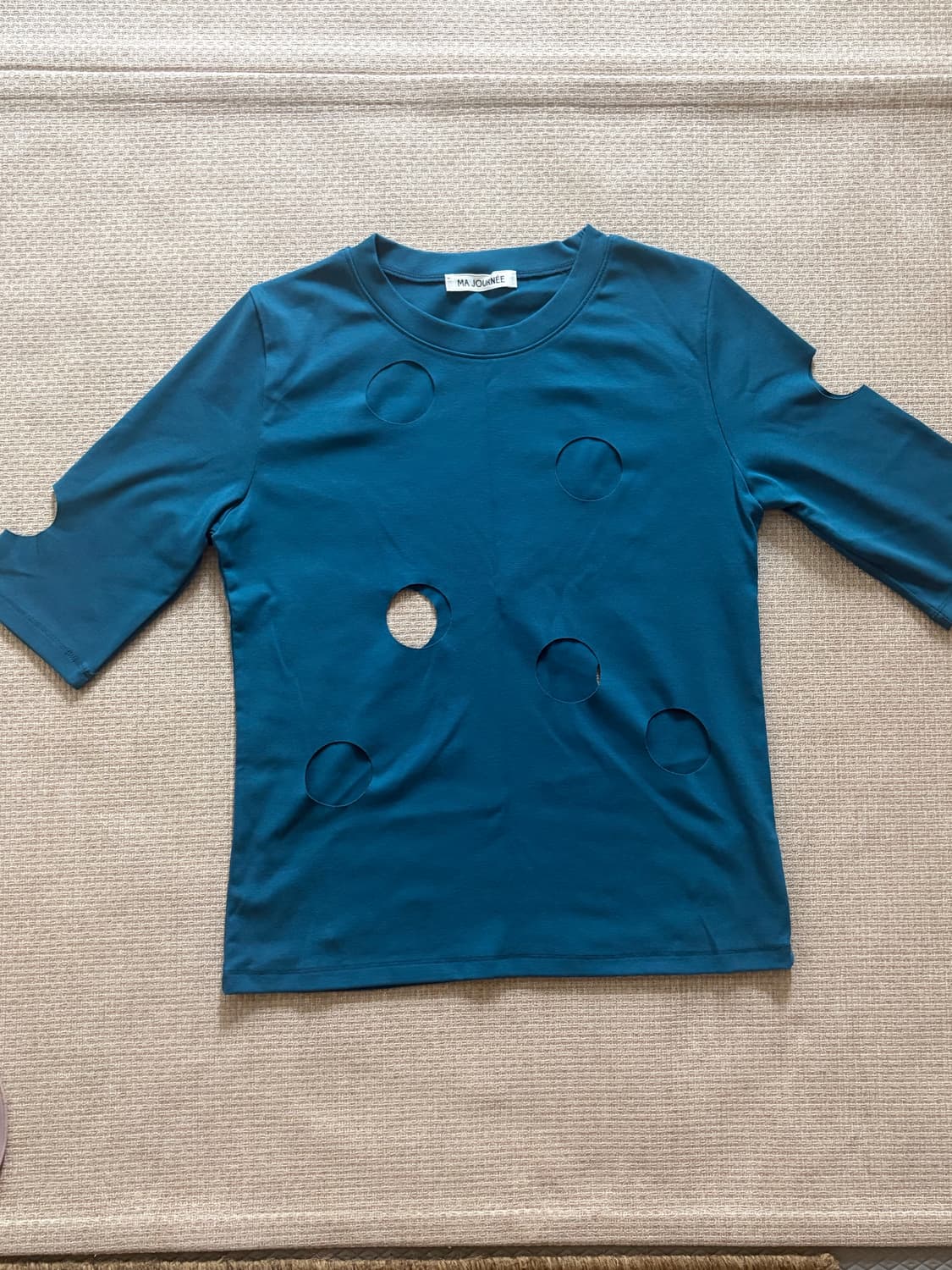 마조네 HOLE DETAIL T-SHIRT_PEACOCK BLUE 상품이미지2