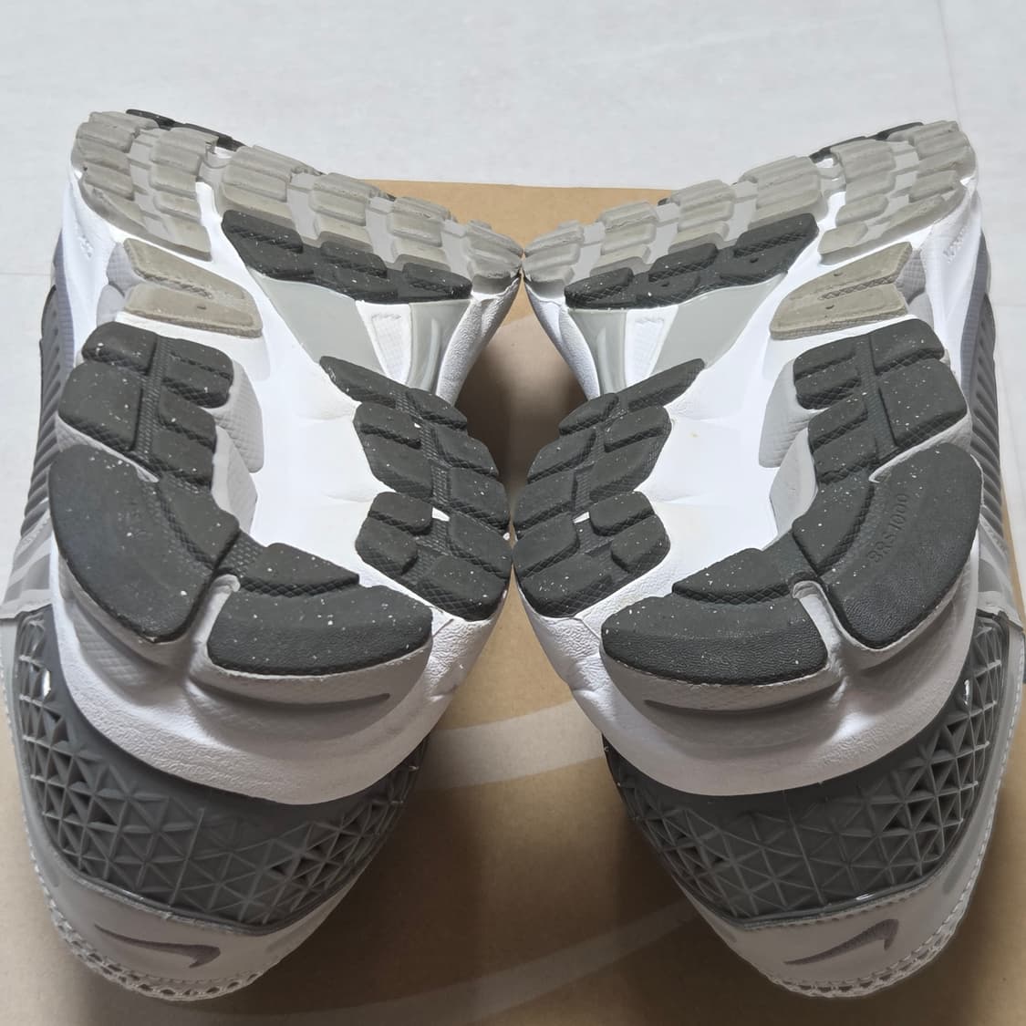 나이키 줌 보메로 5 프리미엄 아이언 오어 FD0791-012 상품이미지7