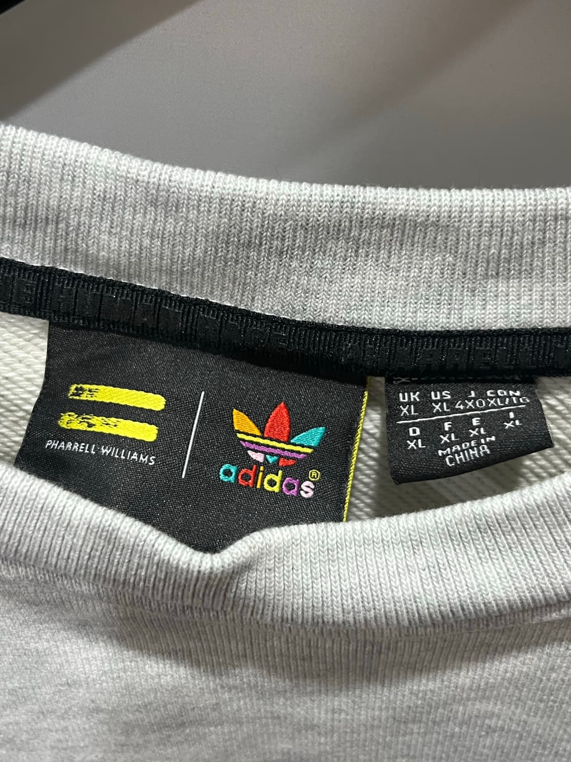 아디다스 x 퍼렐 윌리엄스 휴먼레이스 맨투맨 XL 상품이미지4