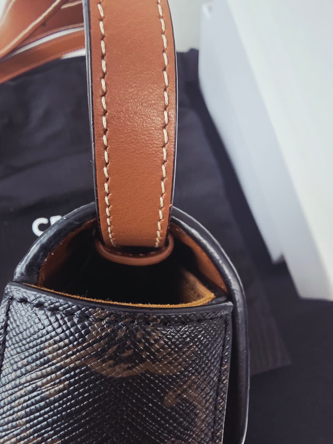 셀린느 트리옹프 미니 탄 크로스백 상품이미지8