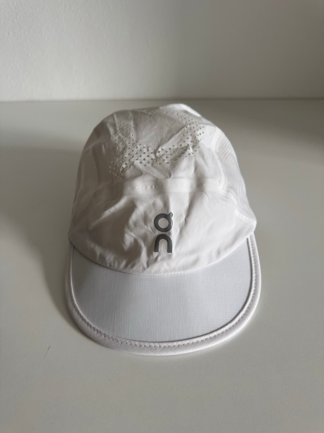 ON running Ultra Cap White 상품이미지1