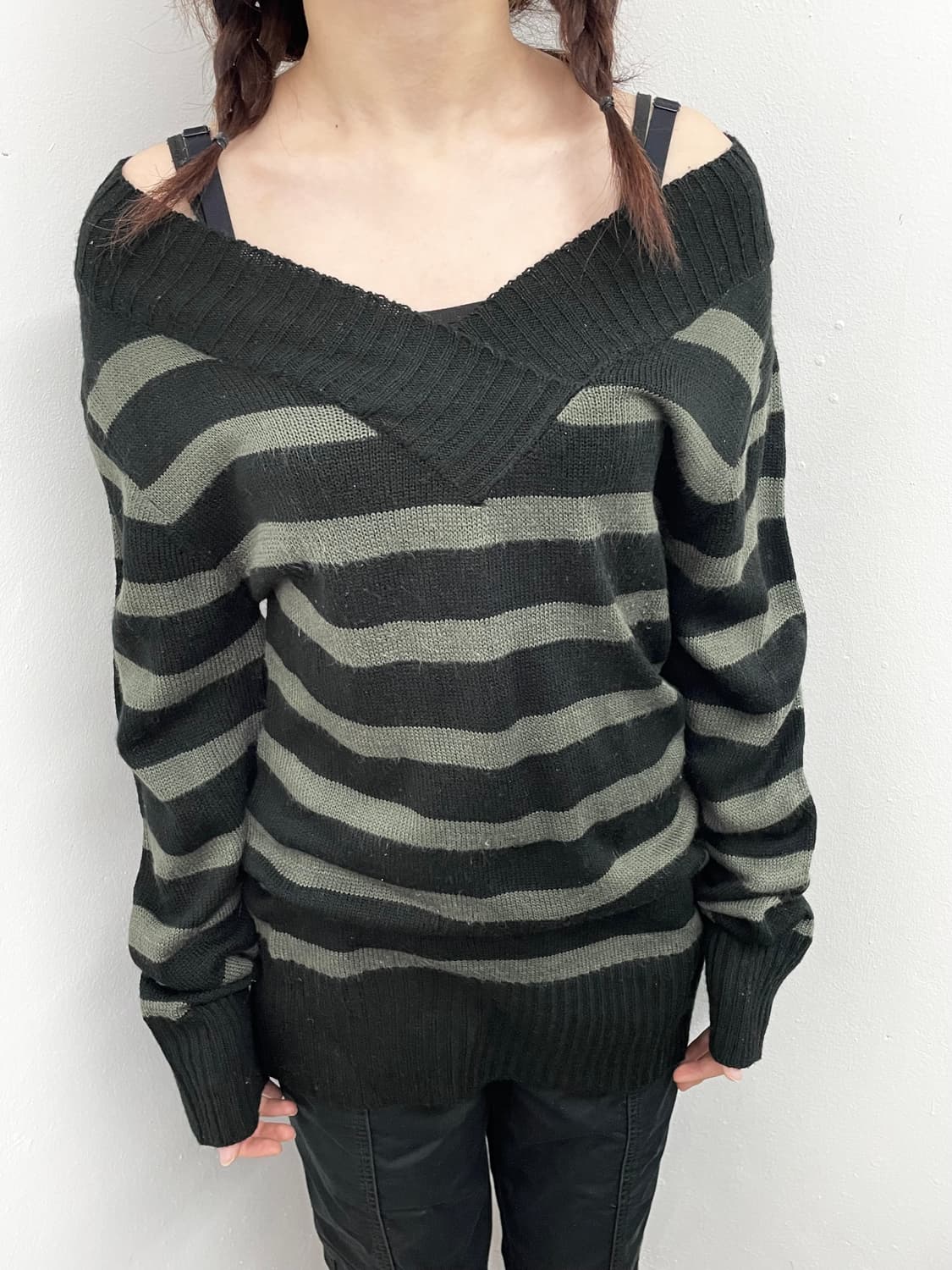 펑크 스트라이프 오프숄더 니트 상품이미지2