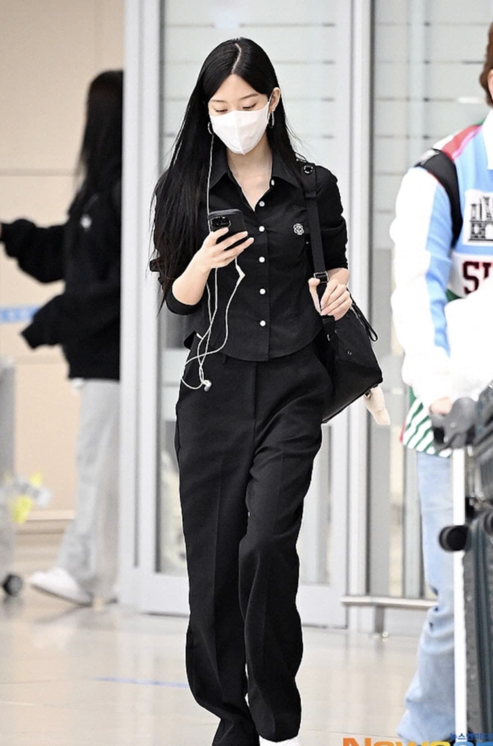 문가영 닉앤니콜 미니멀 핀턱 프리 셔츠 상품이미지1