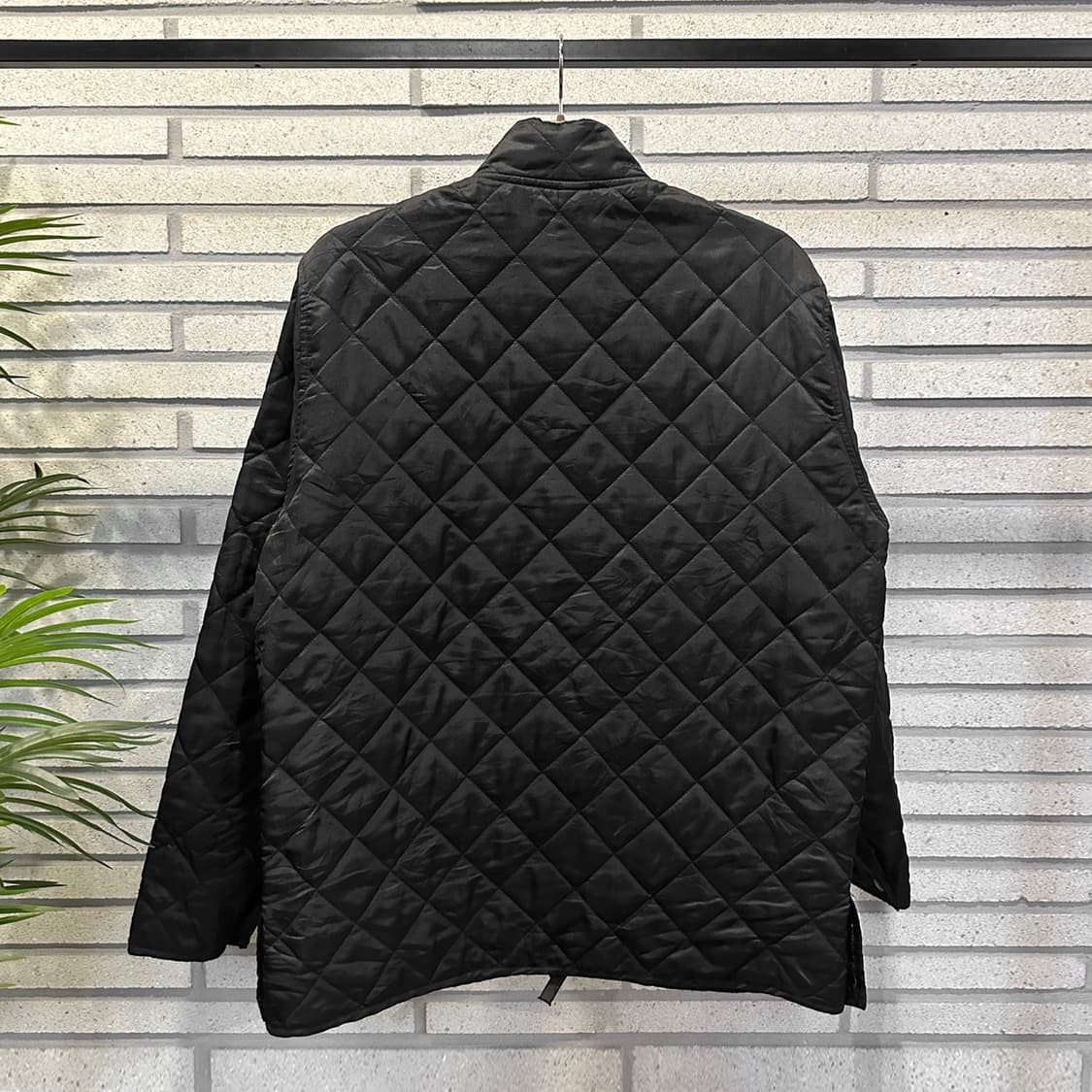 벨스타프 퀼팅 하프 자켓 앞면 로고 하이넥 투포켓 디테일 블랙 상품이미지2