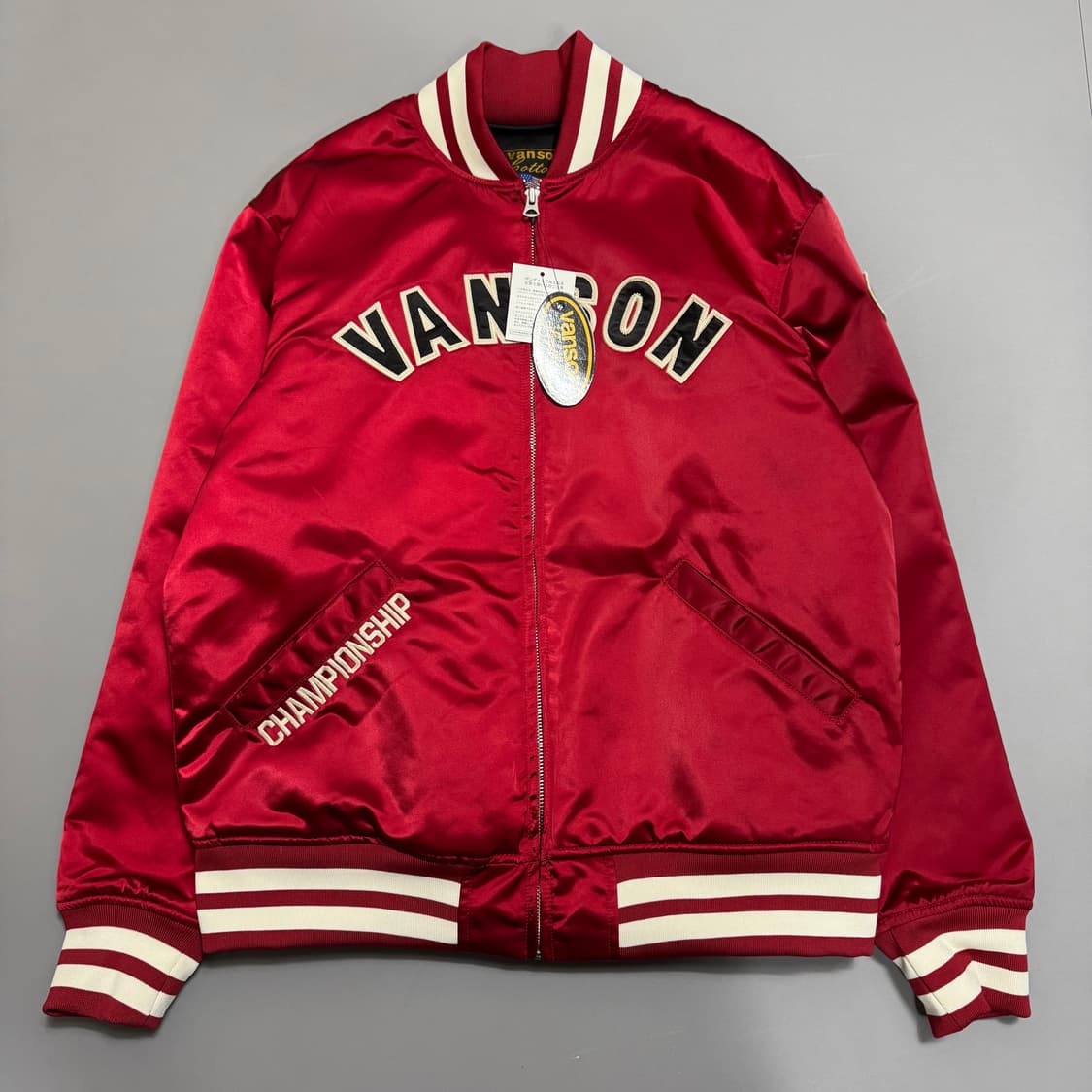 밴슨(VANSON) 레드 스펠아웃 로고 후면 자수 나일론 스타디움 자켓 상품이미지9